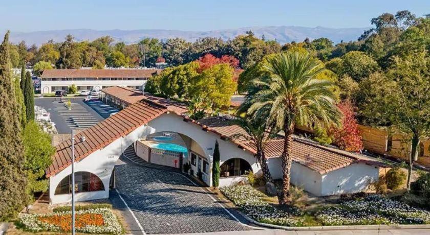 Super 8 By Wyndham San Jose Airport Motel Santa Clara Bagian luar foto